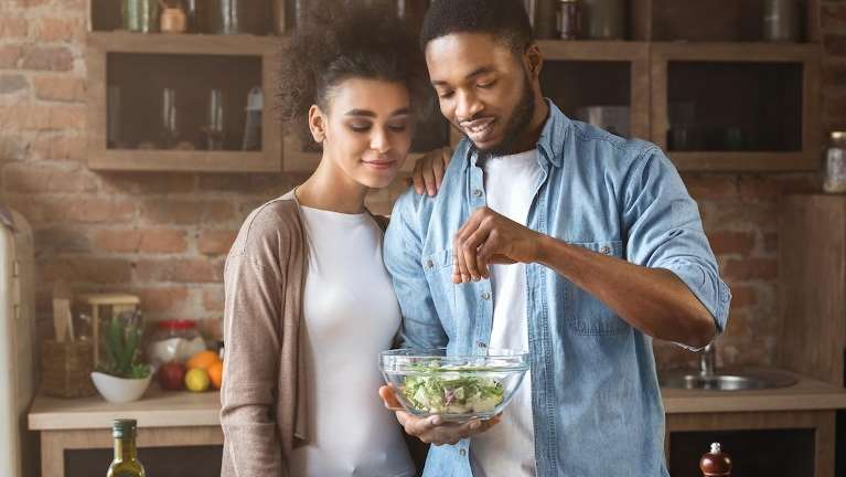 couple eating healthy food that supports oral health